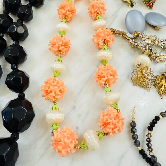 Huge collection of Vintage jewelry with Vanity/Dresser Tray - Picture 14 of 17